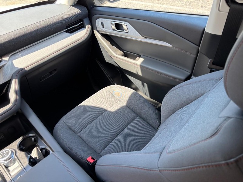 Ford Explorer Vehicle Full-screen Gallery Image 16