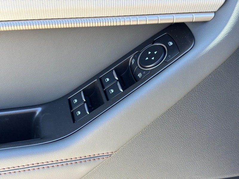 Ford Explorer Vehicle Full-screen Gallery Image 18