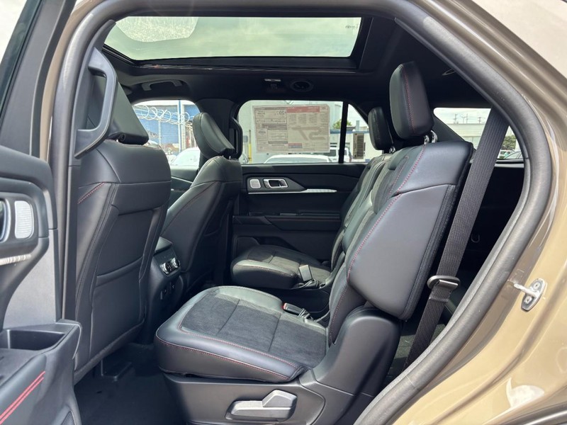Ford Explorer Vehicle Image 13