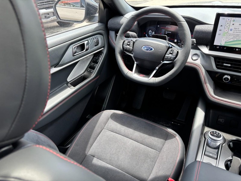 Ford Explorer Vehicle Image 14