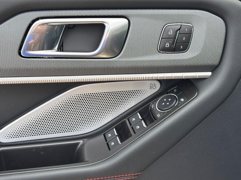 Ford Explorer Vehicle Image 18