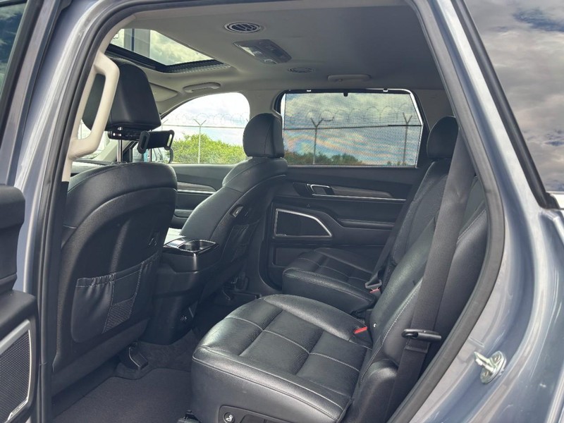 Kia Telluride Vehicle Full-screen Gallery Image 14