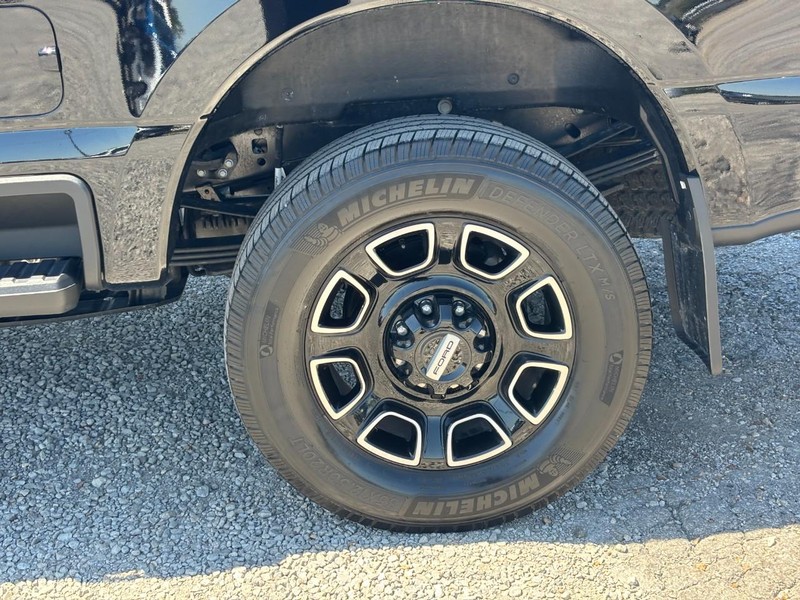 Ford Super Duty F-350 SRW Vehicle Full-screen Gallery Image 12