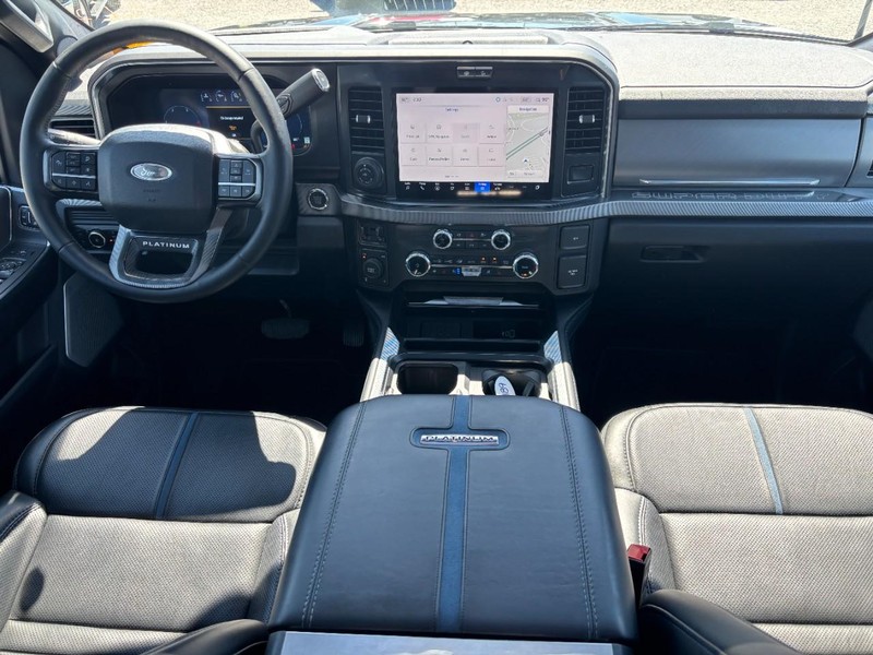 Ford Super Duty F-350 SRW Vehicle Full-screen Gallery Image 15