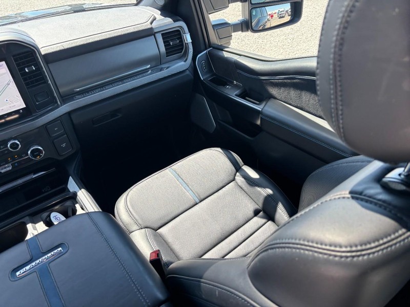Ford Super Duty F-350 SRW Vehicle Full-screen Gallery Image 16
