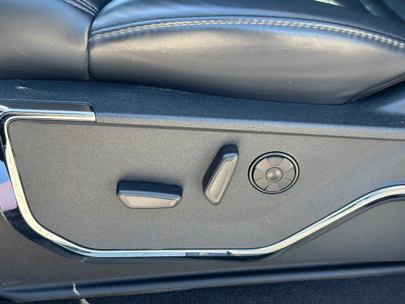 Ford Super Duty F-350 SRW Vehicle Full-screen Gallery Image 17