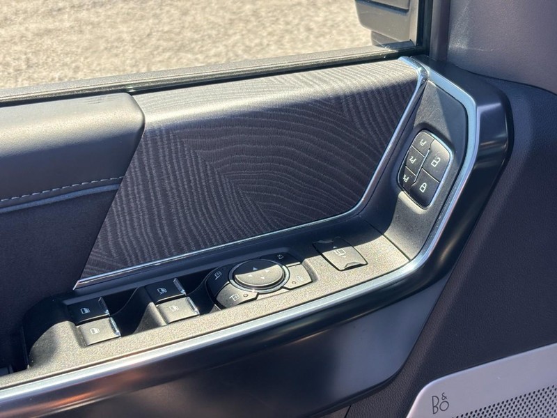 Ford Super Duty F-350 SRW Vehicle Full-screen Gallery Image 18