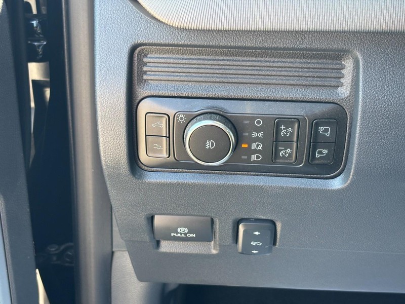 Ford Super Duty F-350 SRW Vehicle Full-screen Gallery Image 19