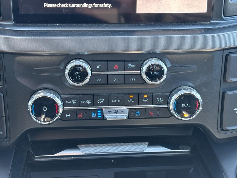 Ford Super Duty F-350 SRW Vehicle Full-screen Gallery Image 26