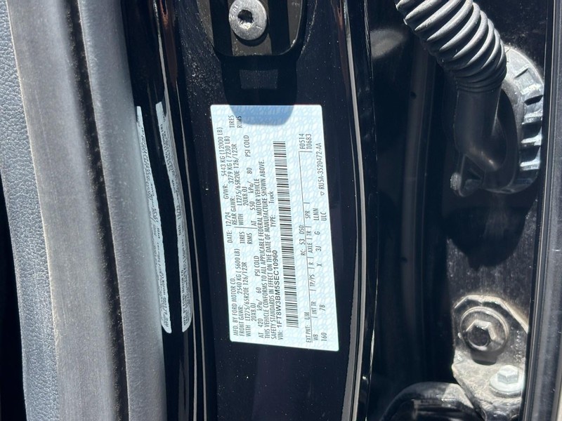 Ford Super Duty F-350 SRW Vehicle Full-screen Gallery Image 27