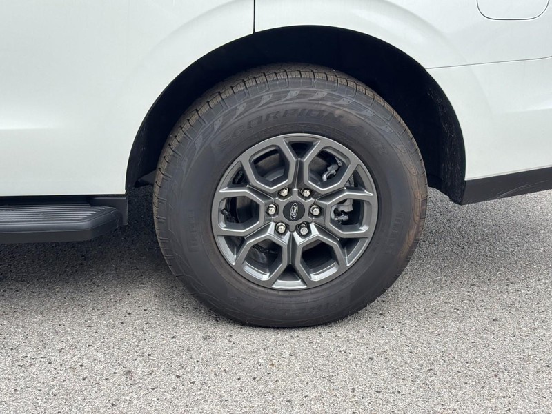 Ford Expedition Vehicle Full-screen Gallery Image 11