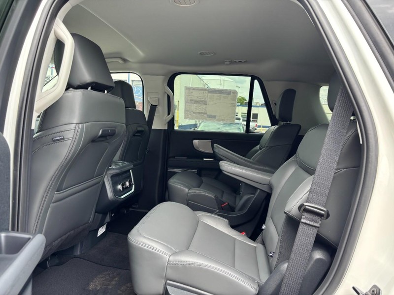 Ford Expedition Vehicle Full-screen Gallery Image 13