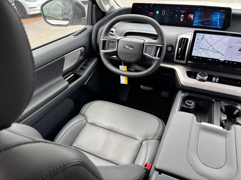 Ford Expedition Vehicle Full-screen Gallery Image 14