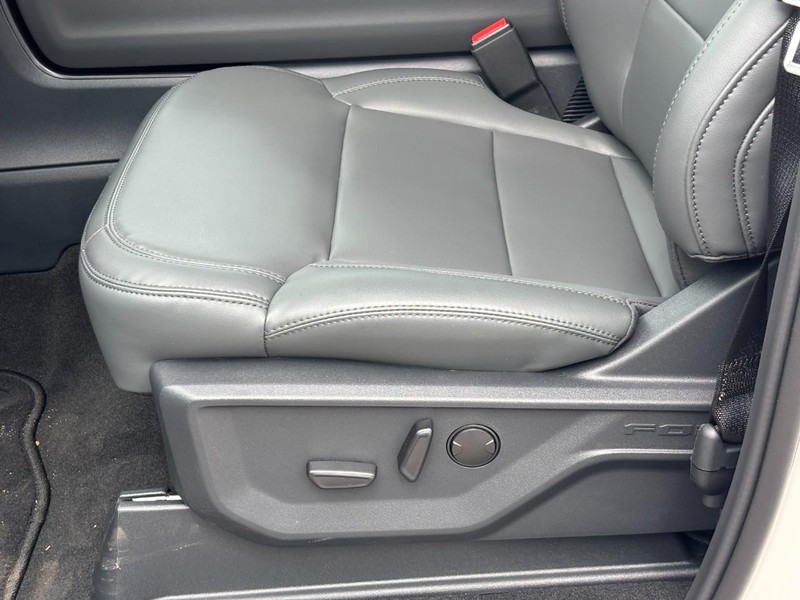 Ford Expedition Vehicle Full-screen Gallery Image 17