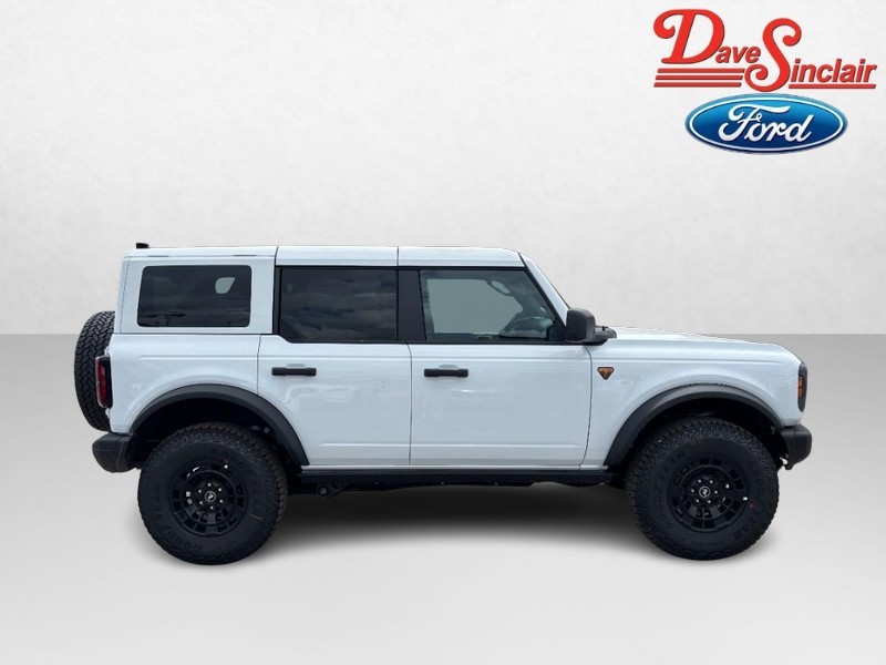 Ford Bronco Vehicle Full-screen Gallery Image 05
