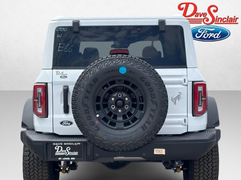 Ford Bronco Vehicle Full-screen Gallery Image 08