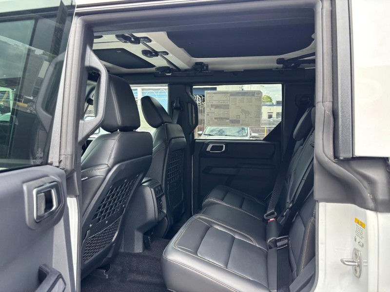 Ford Bronco Vehicle Full-screen Gallery Image 12
