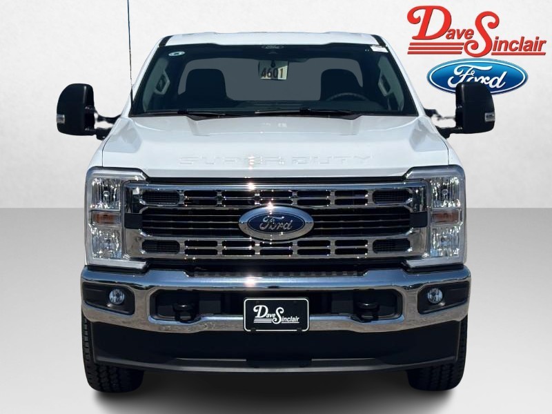 Ford Super Duty F-250 SRW Vehicle Full-screen Gallery Image 02
