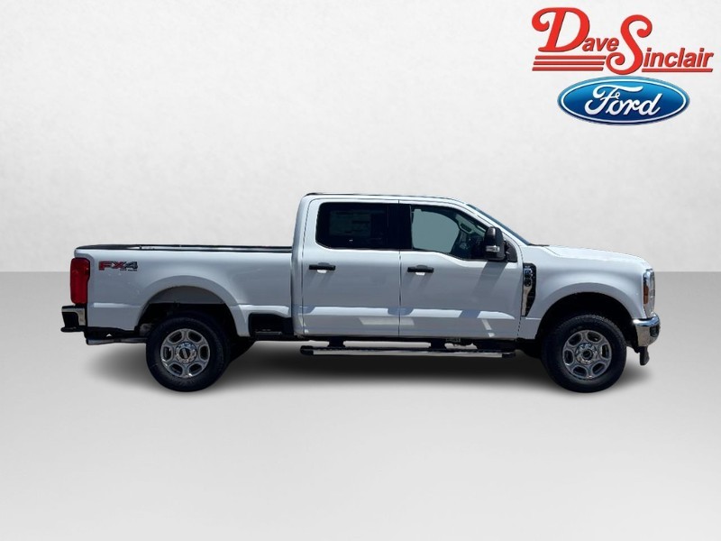 Ford Super Duty F-250 SRW Vehicle Full-screen Gallery Image 05