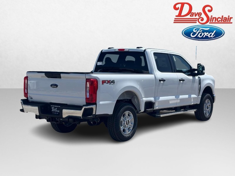 Ford Super Duty F-250 SRW Vehicle Full-screen Gallery Image 07