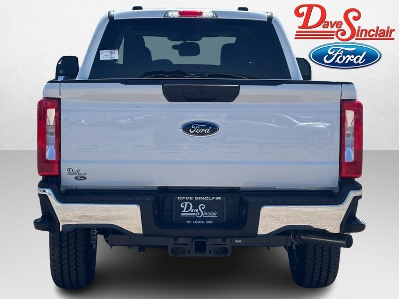 Ford Super Duty F-250 SRW Vehicle Full-screen Gallery Image 08