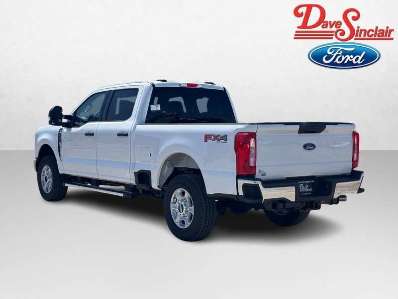 Ford Super Duty F-250 SRW Vehicle Full-screen Gallery Image 09