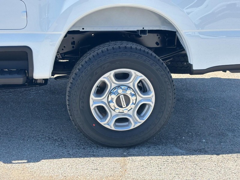 Ford Super Duty F-250 SRW Vehicle Full-screen Gallery Image 11