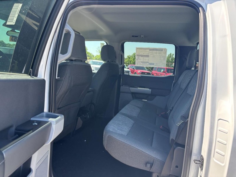 Ford Super Duty F-250 SRW Vehicle Full-screen Gallery Image 12