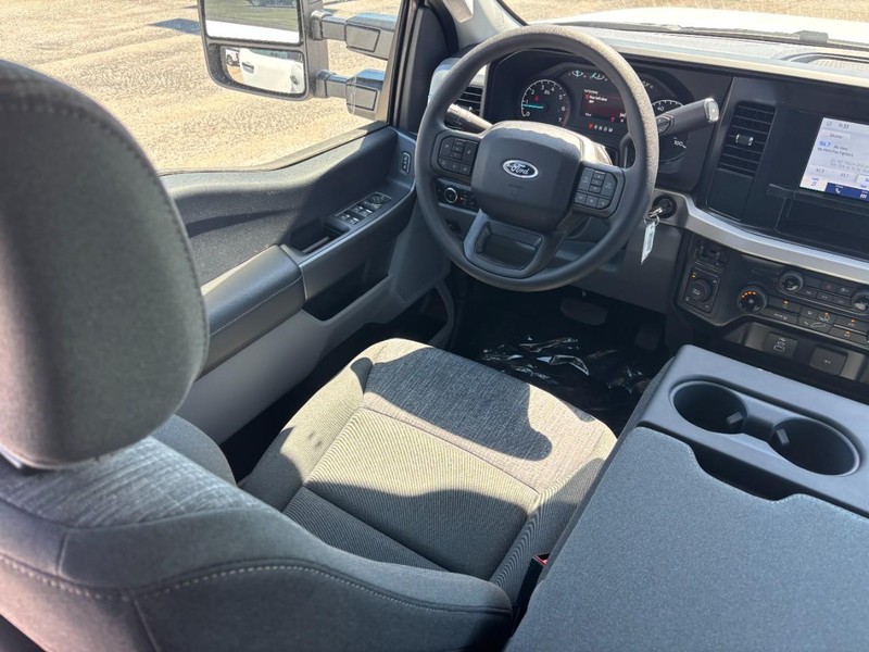 Ford Super Duty F-250 SRW Vehicle Full-screen Gallery Image 13