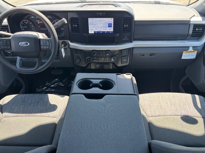 Ford Super Duty F-250 SRW Vehicle Full-screen Gallery Image 14