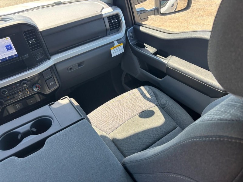 Ford Super Duty F-250 SRW Vehicle Full-screen Gallery Image 15