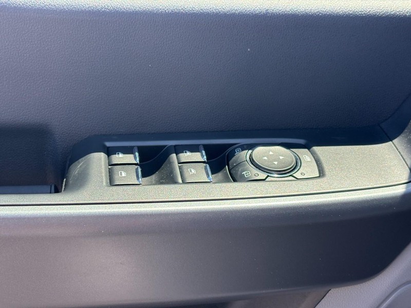 Ford Super Duty F-250 SRW Vehicle Full-screen Gallery Image 17