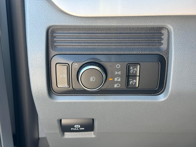 Ford Super Duty F-250 SRW Vehicle Full-screen Gallery Image 18
