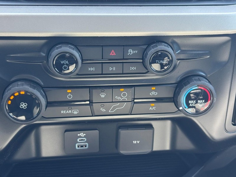 Ford Super Duty F-250 SRW Vehicle Full-screen Gallery Image 24