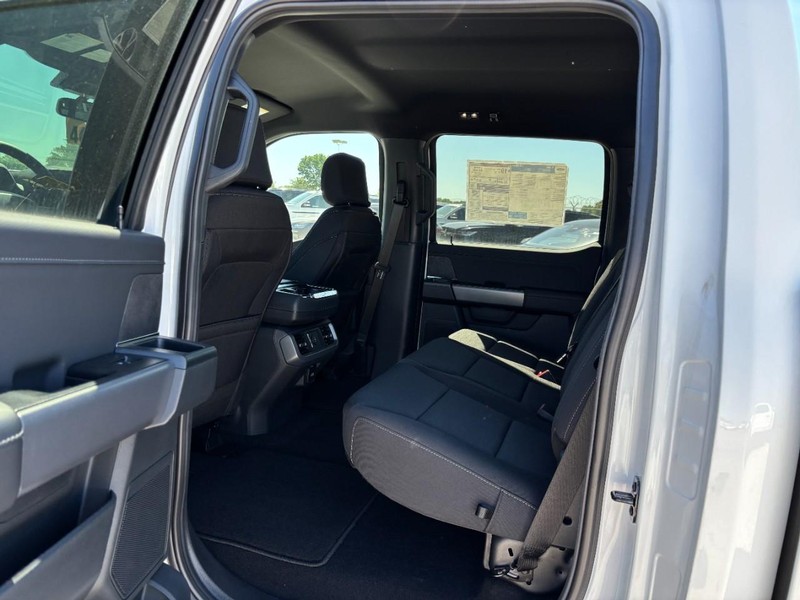 Ford F-150 Vehicle Full-screen Gallery Image 12