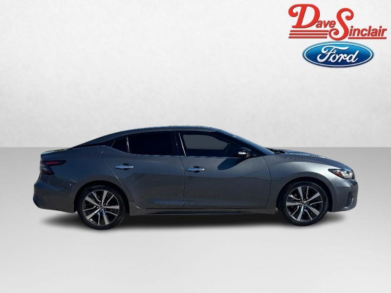 Nissan Maxima Vehicle Full-screen Gallery Image 05