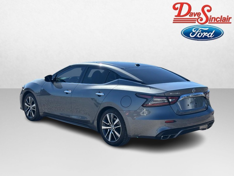 Nissan Maxima Vehicle Full-screen Gallery Image 09
