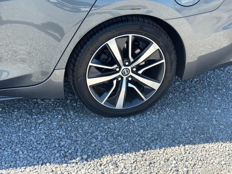 Nissan Maxima Vehicle Full-screen Gallery Image 12