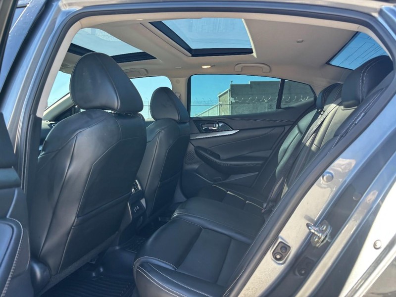 Nissan Maxima Vehicle Full-screen Gallery Image 13