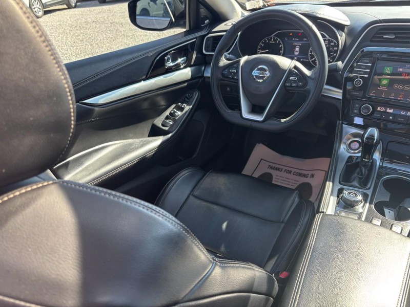 Nissan Maxima Vehicle Full-screen Gallery Image 14