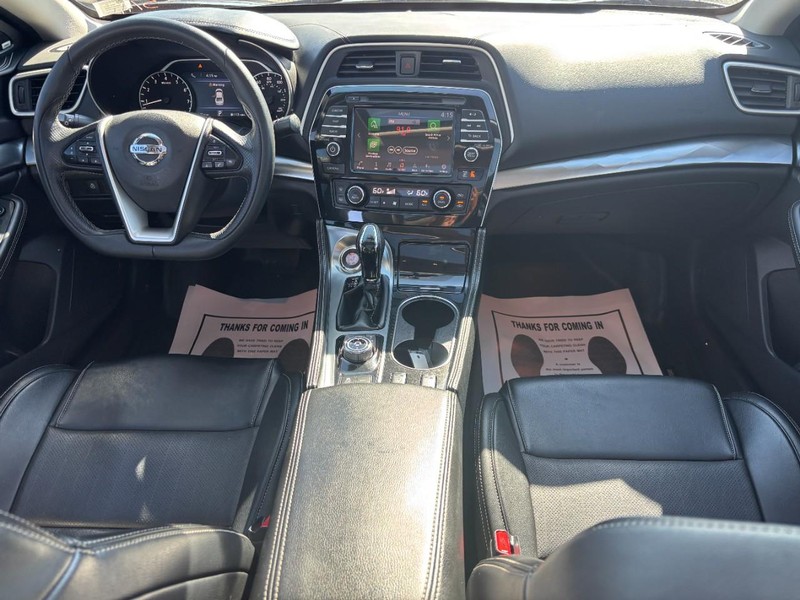 Nissan Maxima Vehicle Full-screen Gallery Image 15
