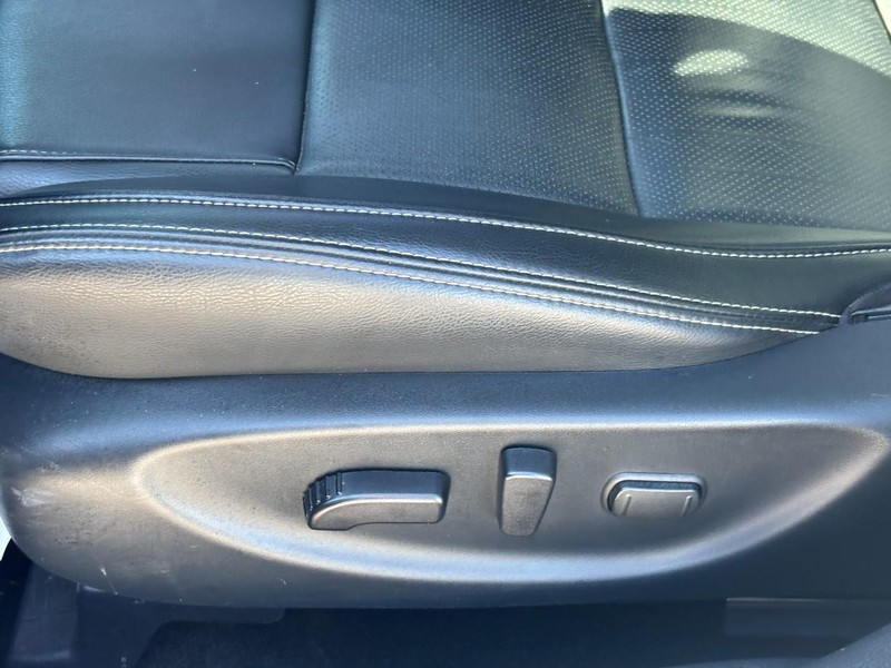 Nissan Maxima Vehicle Full-screen Gallery Image 17