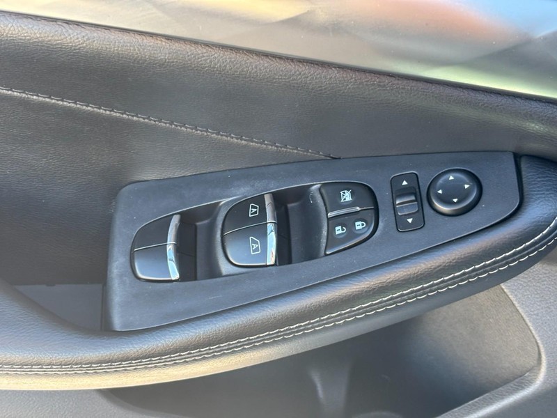Nissan Maxima Vehicle Full-screen Gallery Image 18