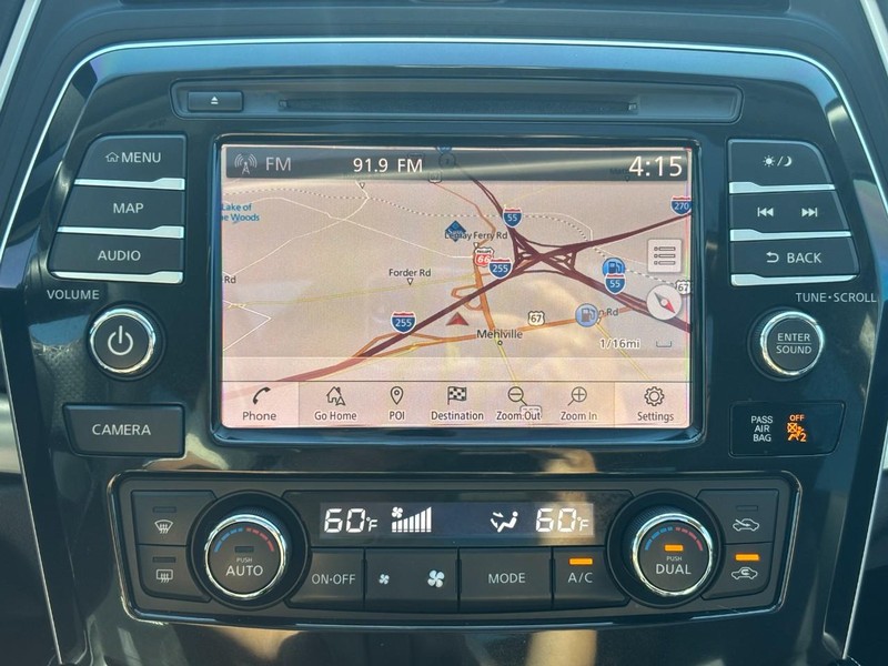 Nissan Maxima Vehicle Full-screen Gallery Image 23