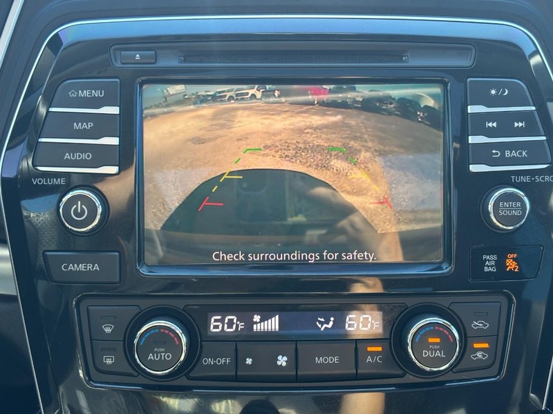 Nissan Maxima Vehicle Full-screen Gallery Image 24
