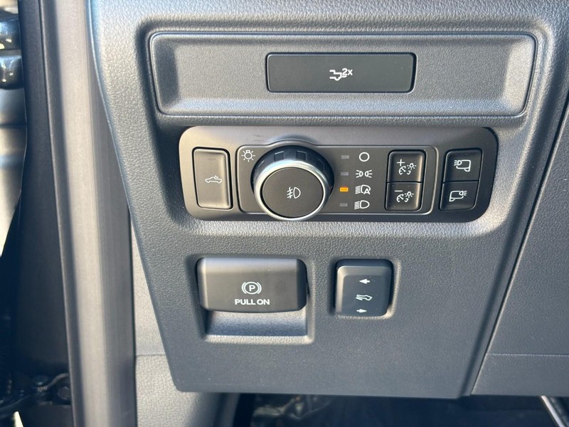 Ford F-150 Vehicle Full-screen Gallery Image 18