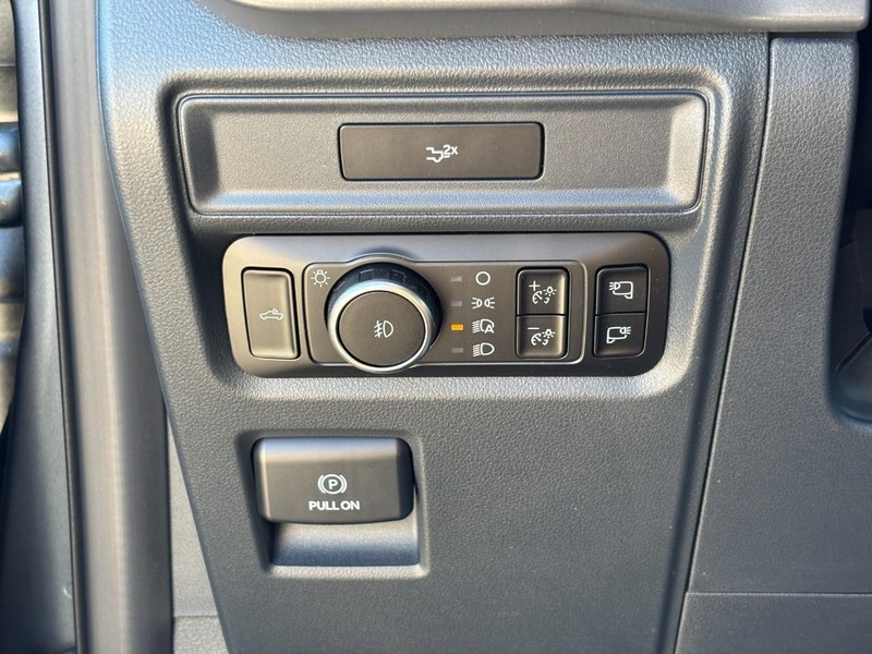 Ford F-150 Vehicle Full-screen Gallery Image 18