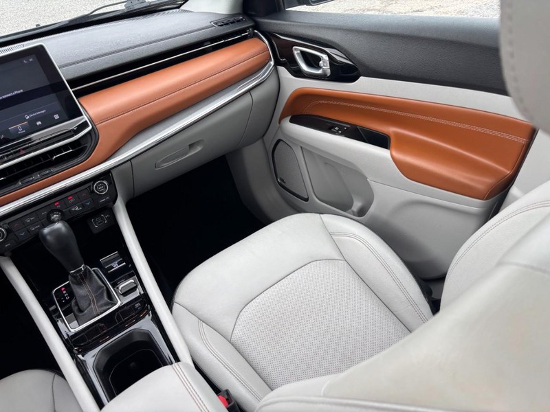 Jeep Compass Vehicle Image 16