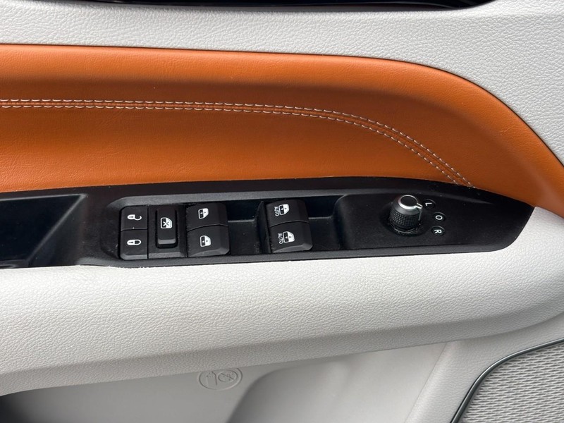 Jeep Compass Vehicle Image 18