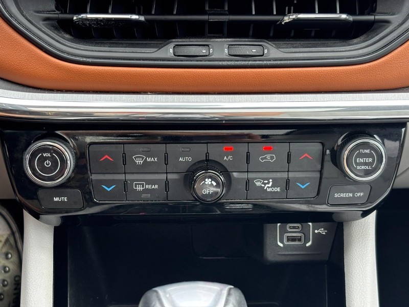 Jeep Compass Vehicle Image 24